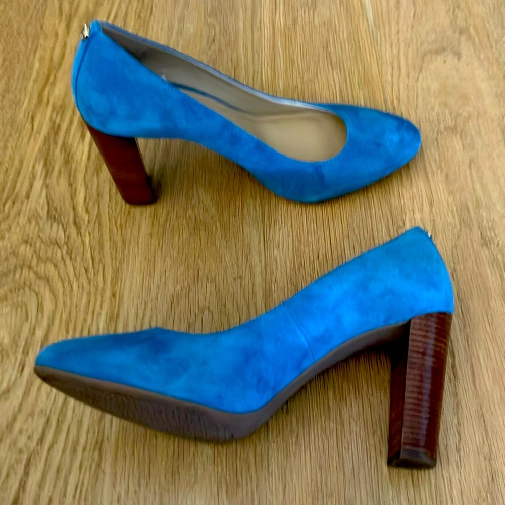MICHAEL Michael Kors Chambray Suede Pump with wooden heel Size: 8M